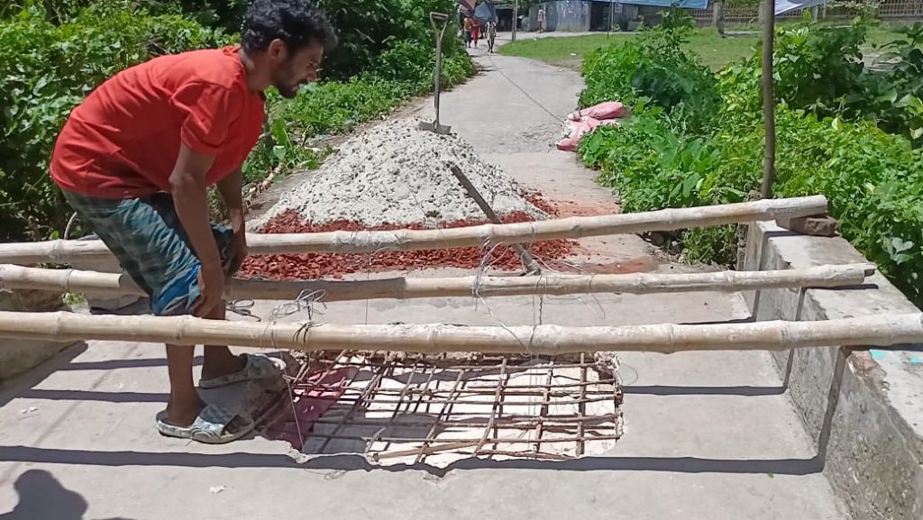 মাদারীপুরে ৩ বছরের ভোগান্তির অবসান: এলাকাবাসীর উদ্যোগে ভাঙা কালভার্ট সংস্কার