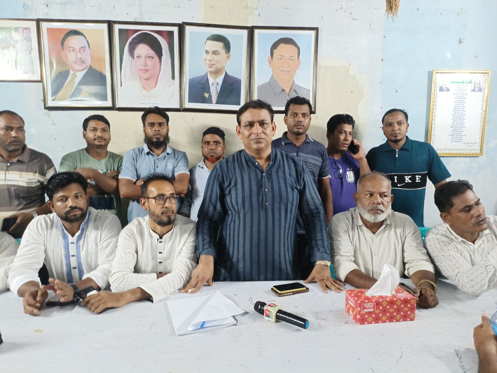 প্রধানমন্ত্রীকে শুভেচ্ছা জানাতে মাদারীপুরে বিএনপি নেতাকর্মীদের সাথে স্থানীয় সংসদ সদস্য এ-র মতবিনিময়