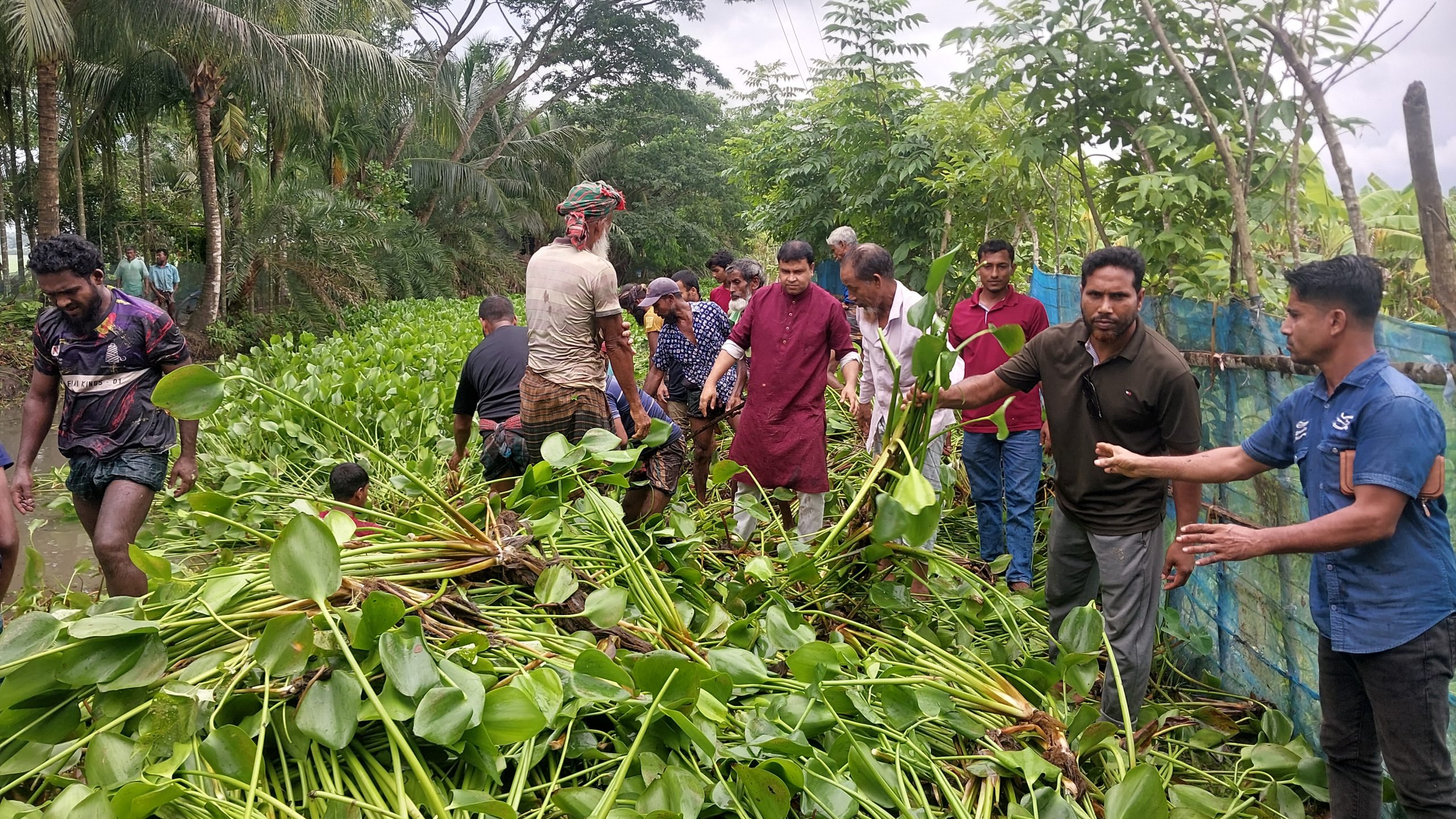 নিজ উদ্যোগ গ্রহনে স্বস্তিতে গ্রামবাসি  মোরেলগঞ্জে ২ কিলোমিটার খাল পরিস্কার কার্যক্রম শুরু করলেন বিএনপি নেতা