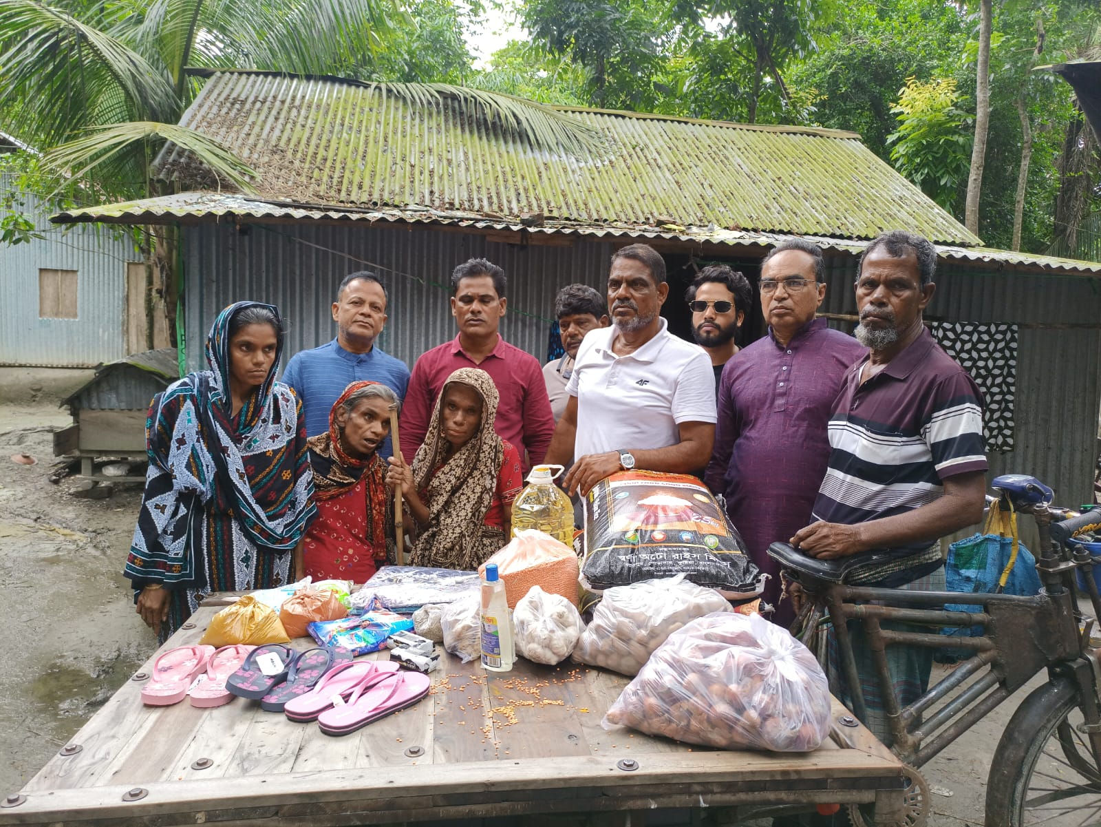 মাদারীপুরের কালকিনি ও ডাসারে দুইটি পরিবারে আর্থিক সহায়তা পৌঁছে দেন – এমপি খোকন