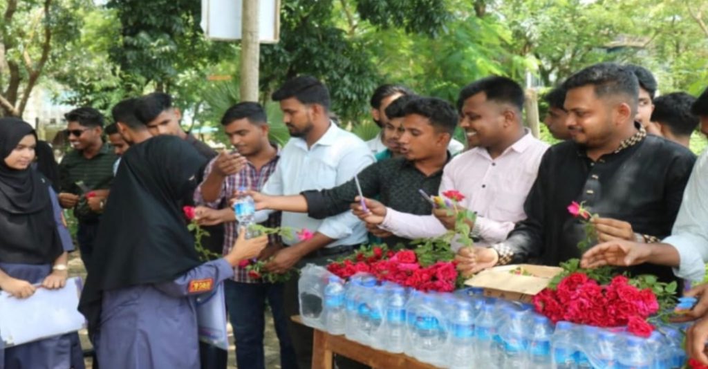 পেকুয়ায় এইচএসসি পরীক্ষার্থীদের ফুল ও শিক্ষা উপকরণ দিল ছাত্রদল