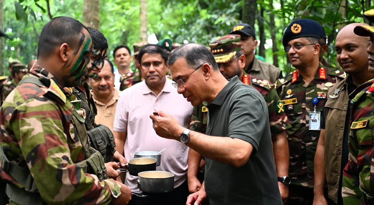 বিস্তীর্ণ জঙ্গলে সেনাবাহিনীর গ্রীষ্মকালীন মহড়া পরিদর্শন করলেন প্রধানমন্ত্রী তারেক রহমান
