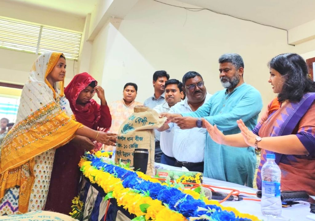 নওগাঁর বদলগাছীতে কৃষকদের মাঝে বিনামূল্যে বীজ, সার ও কৃষি উপকরণ বিতরণ