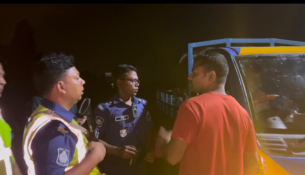 নওগাঁ–নাটোর মহাসড়কে বাড়ছে পুলিশের টহল, ফিরছে রাতের যাতায়াতে স্বস্তি