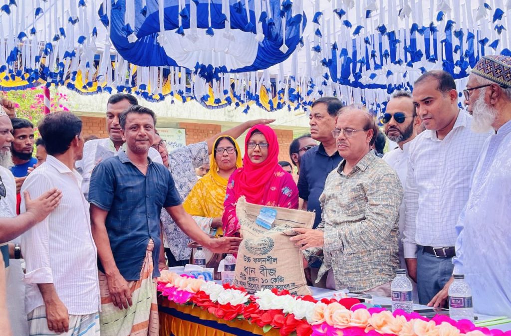 রাণীনগরে জিআর চাল ও কৃষি প্রণোদনা বিতরণ
