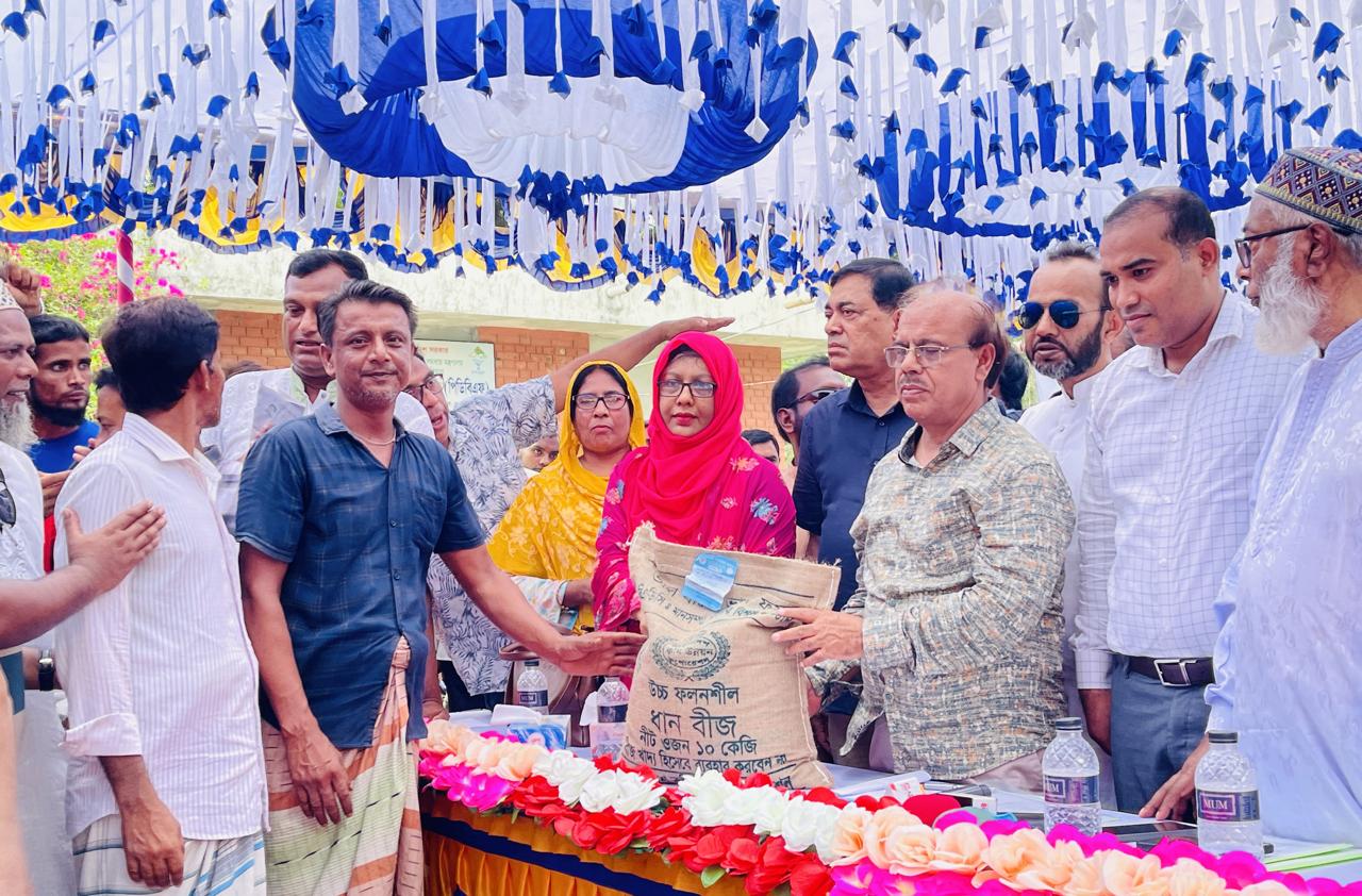 রাণীনগরে জিআর চাল ও কৃষি প্রণোদনা বিতরণ