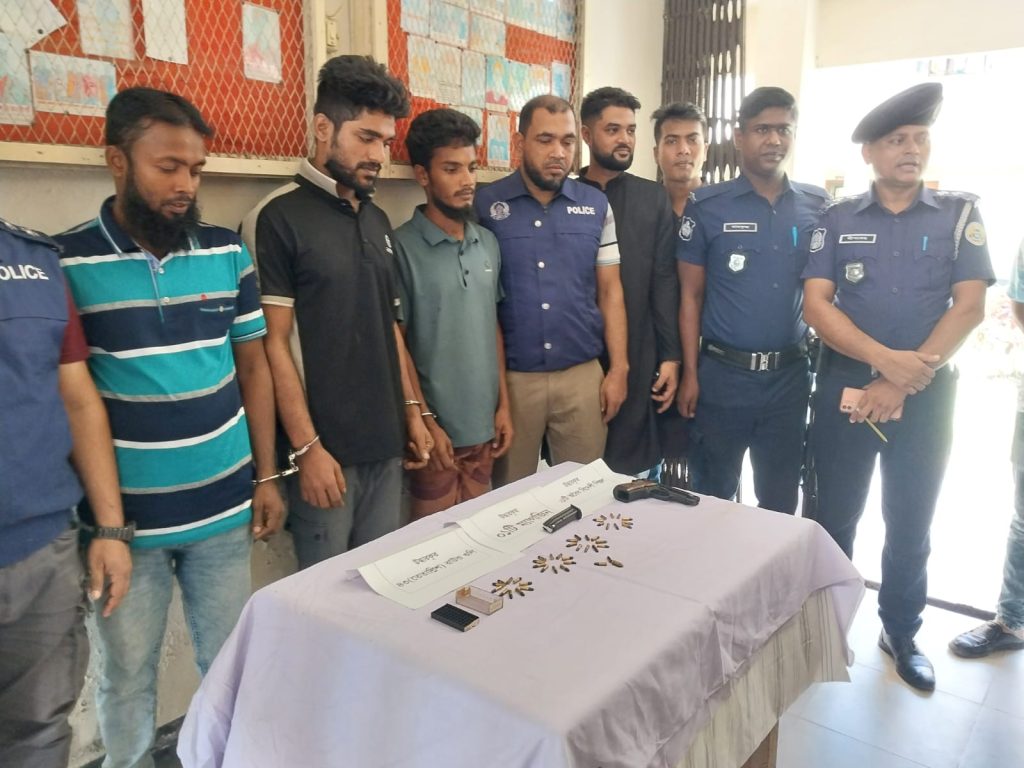 পিরোজপুরে বিদেশি পিস্তল ও গুলিসহ ৩ জন গ্রেপ্তার