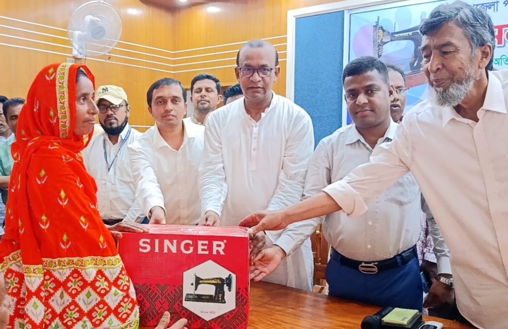 স্বাবলম্বী হওয়ার পথে ২০৮ নারী: পেলেন বিনামূল্যে সেলাই মেশিন