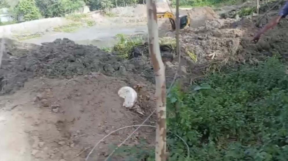 রাণীনগরে ভেকু মেশিনে ছেঁড়া বৈদ্যুতিক খুঁটির তারে বিদ্যুৎপৃষ্ট হয়ে শিশুর মৃত্যু