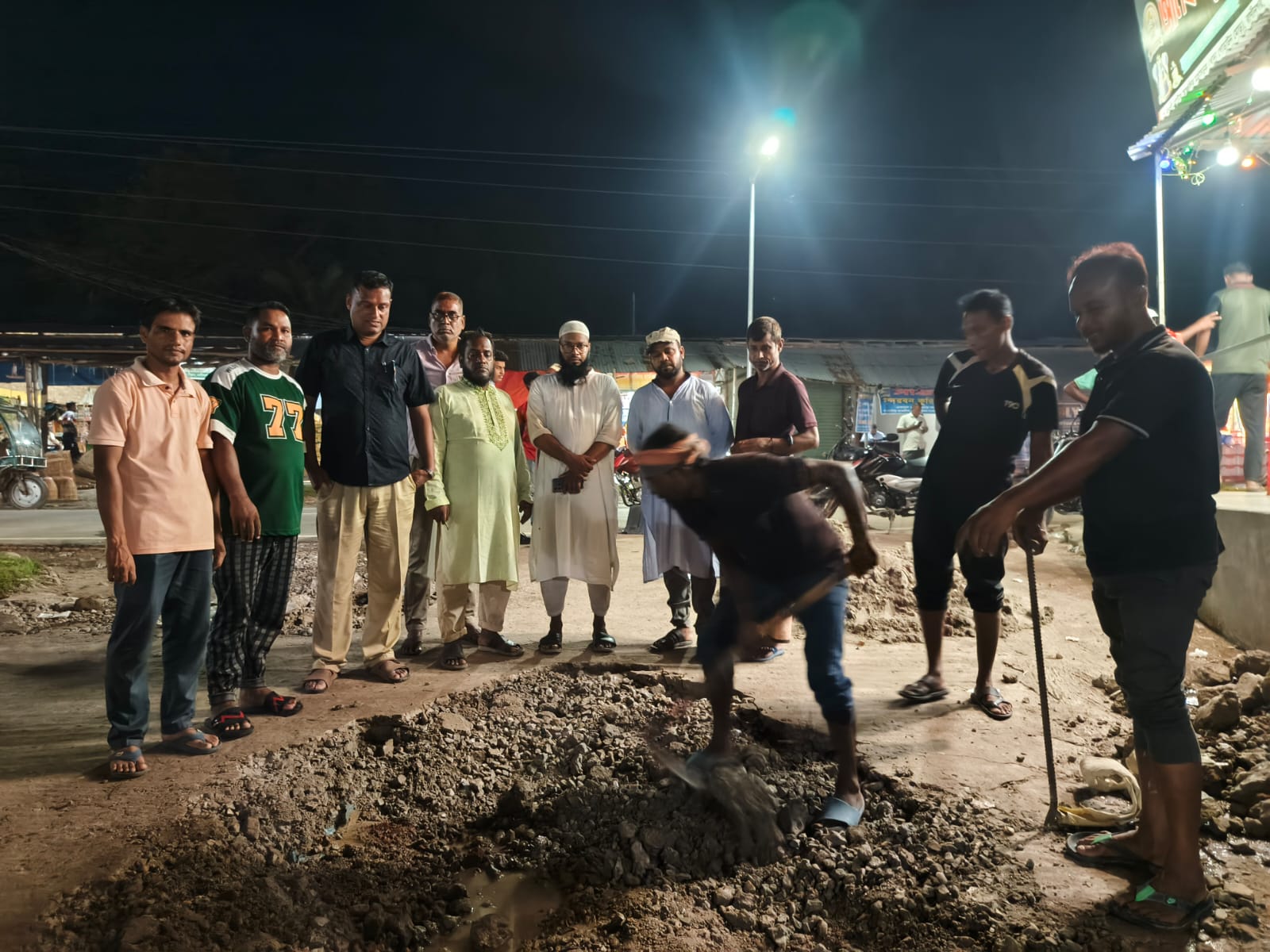 রাণীনগরে দীর্ঘদিনের জনদুর্ভোগ লাঘবে সড়ক মেরামতে এগিয়ে আসলেন উপজেলা বিএনপি
