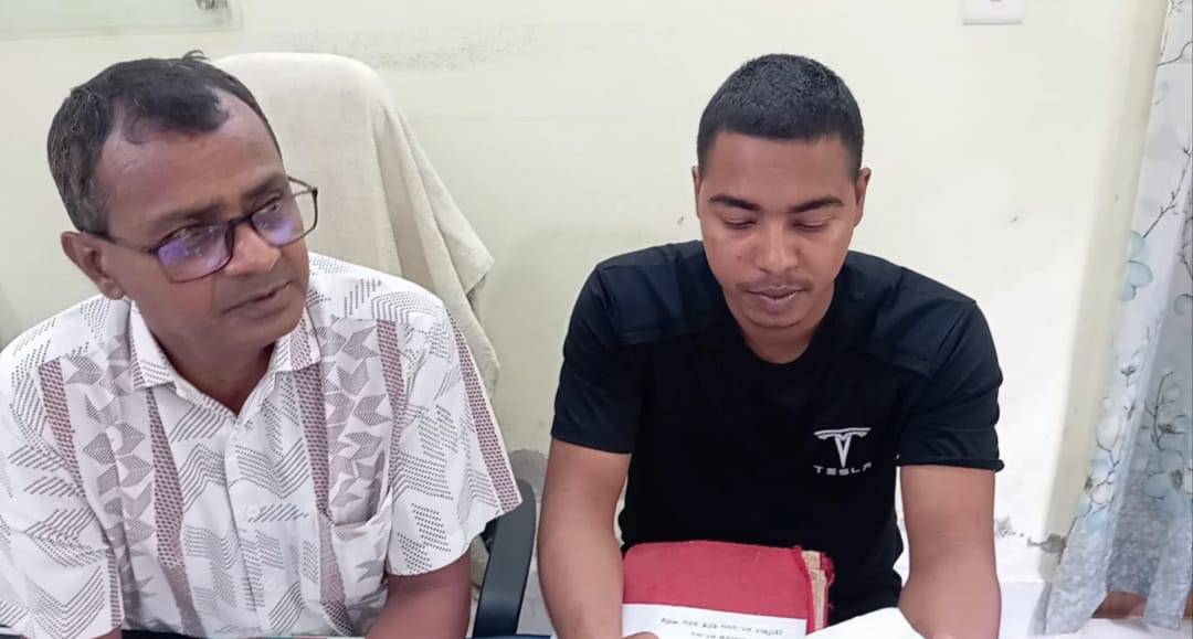 নিয়োগ ছাড়াই সরকারি ভূমি অফিসে বহিরাগত যুবকের দাপ্তরিক কাজ: ‘হেল্পিং হ্যান্ড’ হিসেবে রাখার কথা বললেন কর্মকর্তা