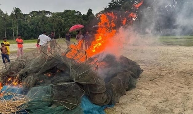 মধুমতি নদীতে ভ্রাম্যমাণ আদালত: বাগেরহাটে দুই হাজার মিটার অবৈধ জাল ধ্বংস