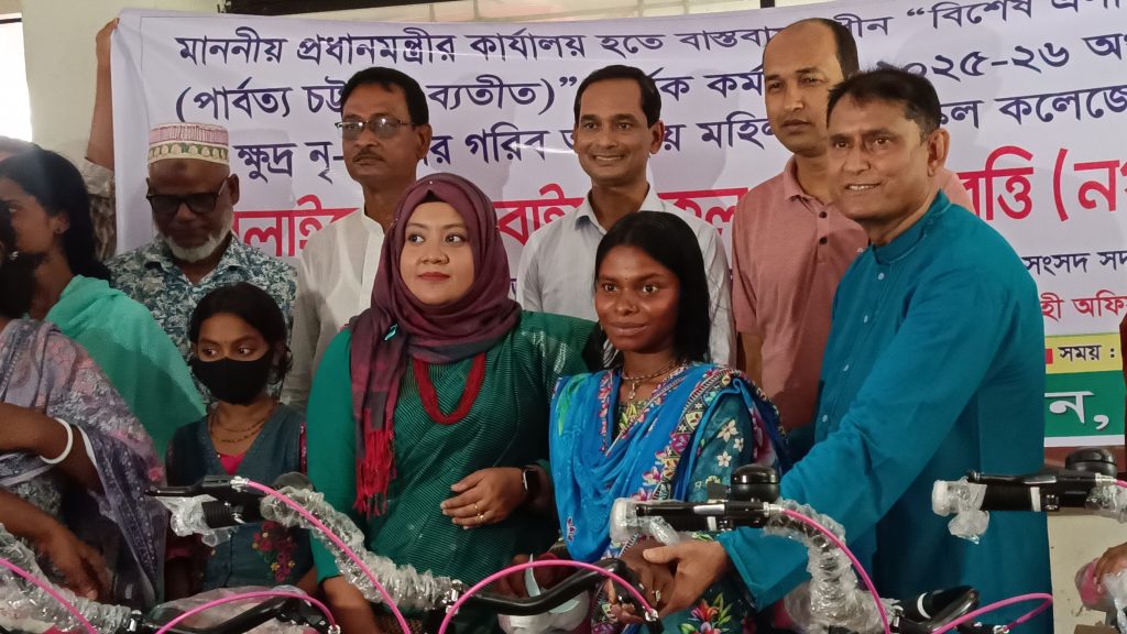 মান্দায় ক্ষুদ্র নৃ-গোষ্ঠীর মাঝে সেলাইমেশিন, বাইসাইকেল ও শিক্ষাবৃত্তি বিতরণ