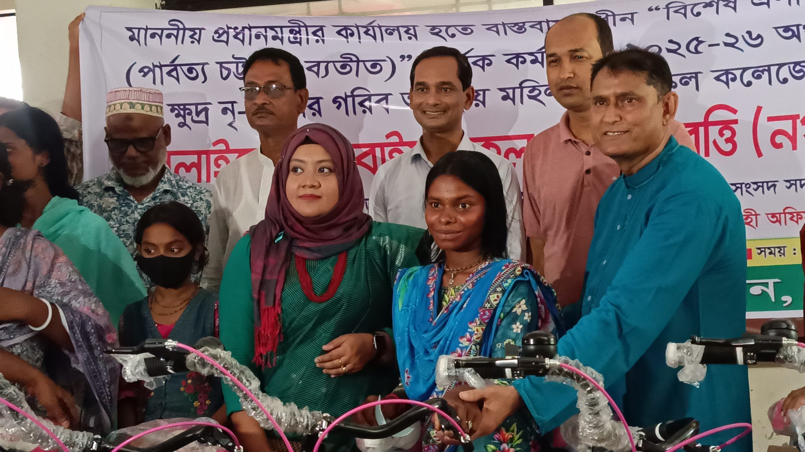 মান্দায় ক্ষুদ্র নৃ-গোষ্ঠীর মাঝে সেলাইমেশিন, বাইসাইকেল ও শিক্ষাবৃত্তি বিতরণ