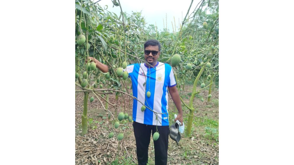 অনলাইনে আম বিক্রি করে বদলগাছীর তরুণ উদ্যোক্তা মোস্তাকিমের ভাগ্যবদল