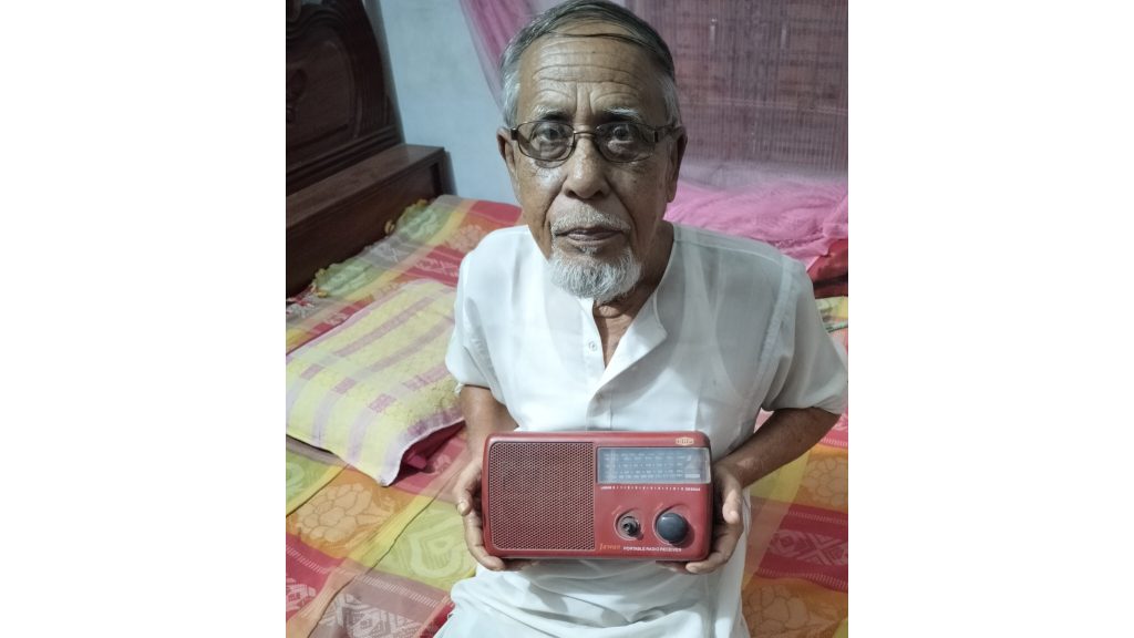 কালীগঞ্জে ৫৬ বছর ধরে রেডিও প্রেমিক খলিলুর রহমান