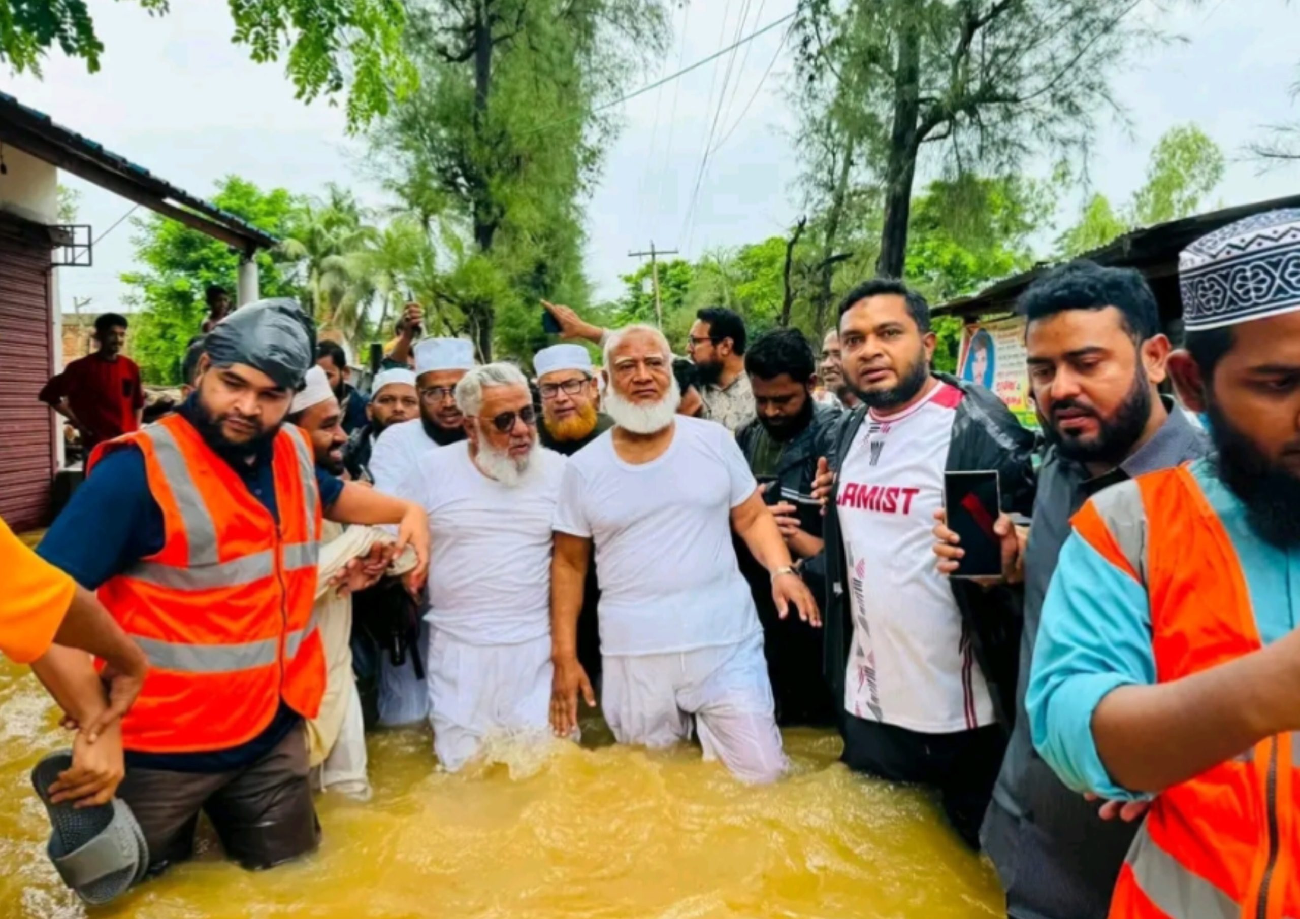 চট্টগ্রামের বন্যাদুর্গত মানুষের পাশে মাননীয় বিরোধীদলীয় নেতা ডা. শফিকুর রহমান এমপি