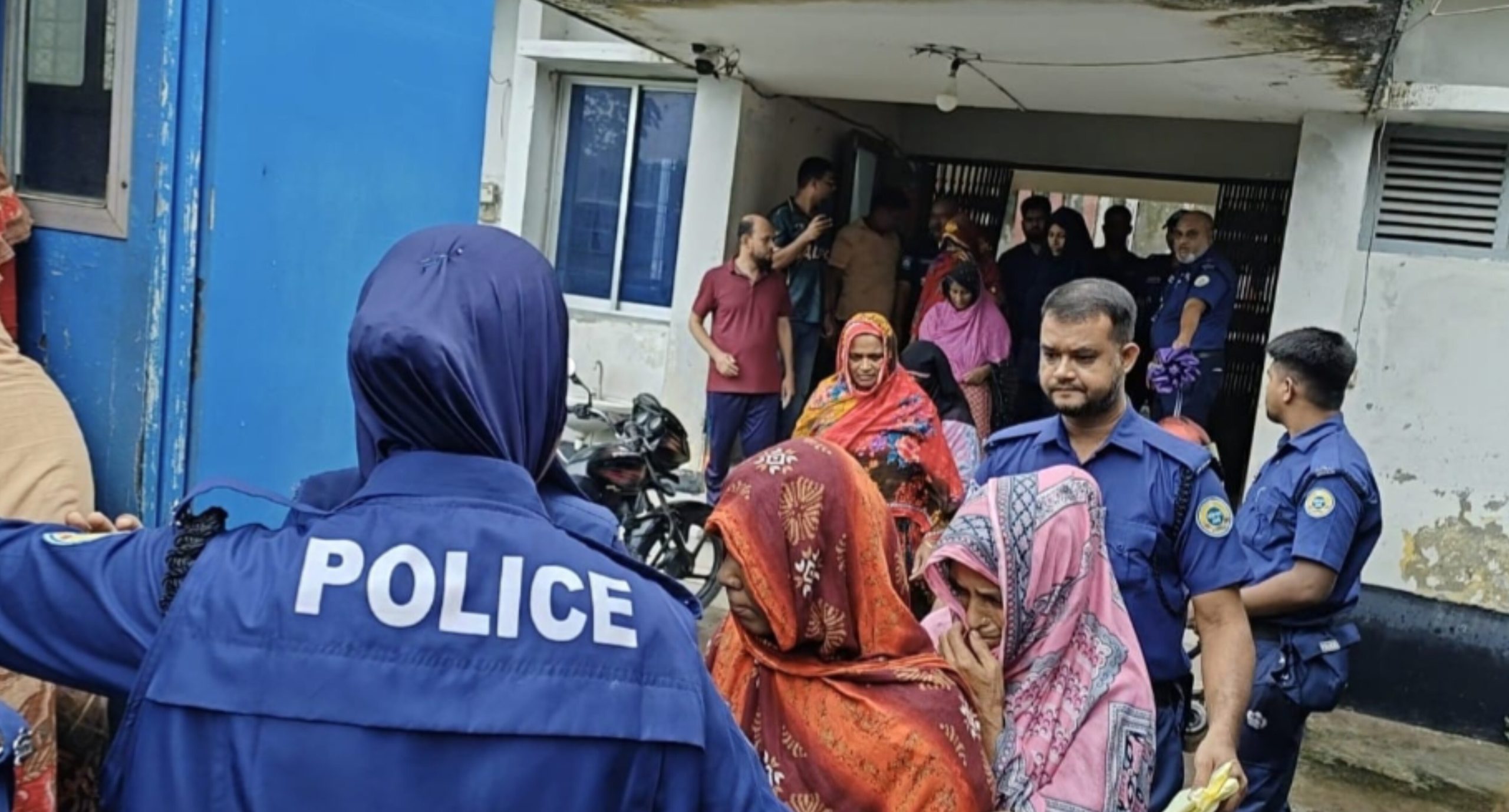আগৈলঝাড়া থানায় হামলা: রাতভর অভিযানে গ্রেপ্তার ১৮, মামলায় শতাধিক নয়, আসামি ৩০০–৪০০