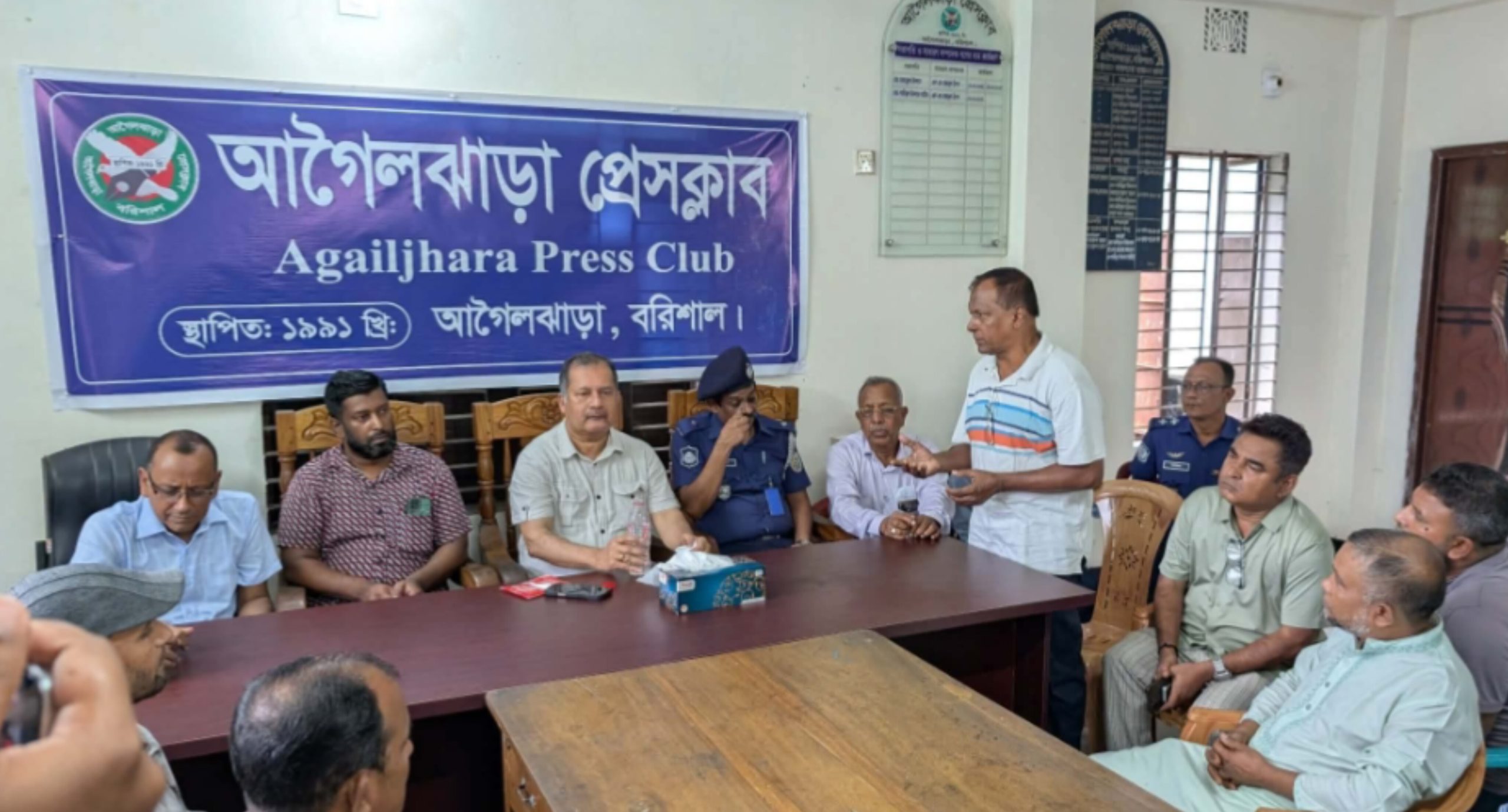আগৈলঝাড়া থানায় হামলার ঘটনায় দুই সাংবাদিকের বিরুদ্ধে মামলা, সাংবাদিকদের নিন্দা ও প্রতিবাদ