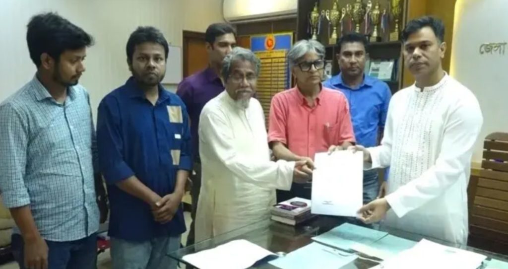 নওগাঁয় পরিবার পরিকল্পনা কর্মকর্তার বিরুদ্ধে ব্যবস্থা চেয়ে সাংবাদিকদের স্মারকলিপি