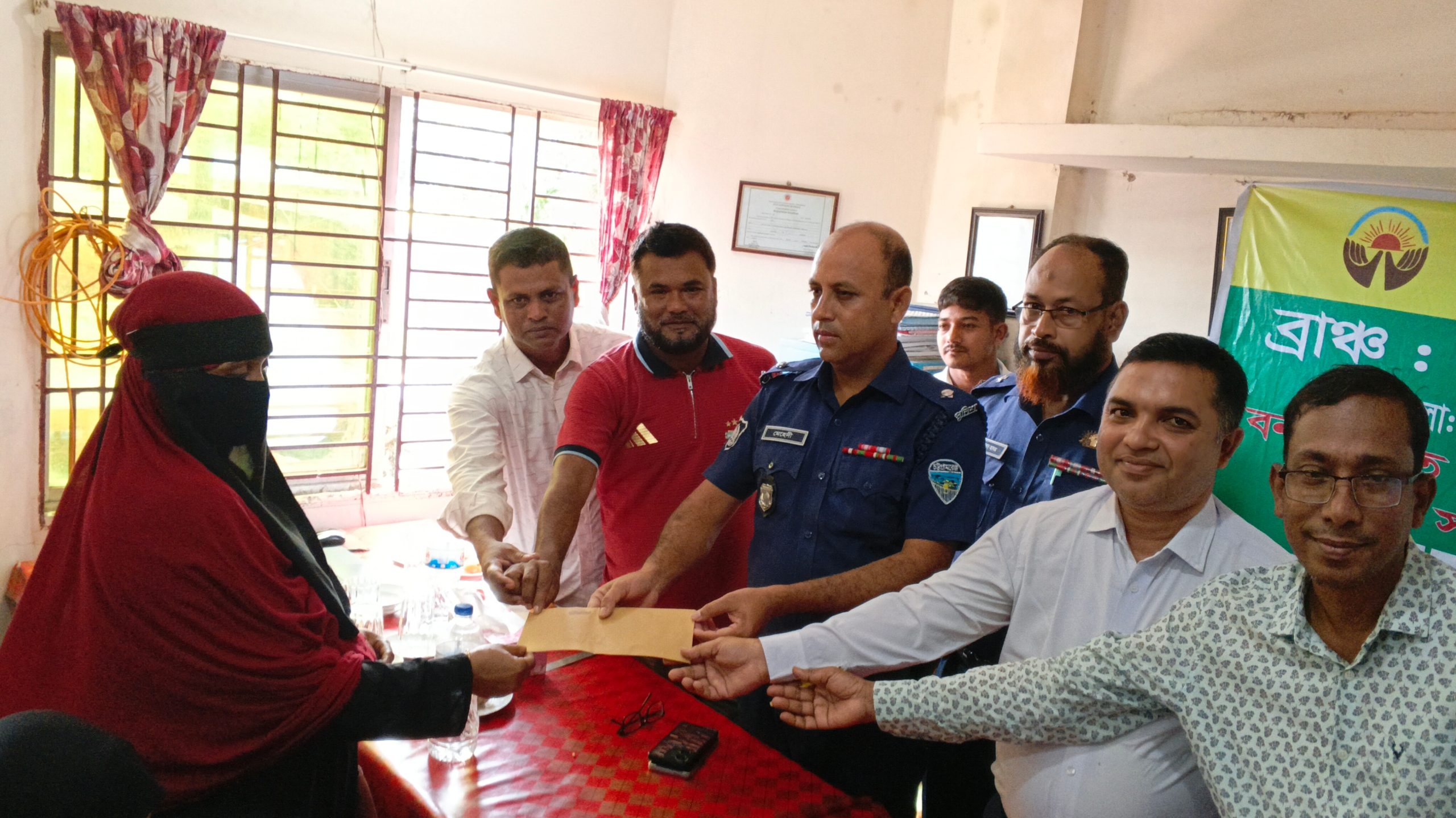পেকুয়া বারবাকিয়া ‘আশা’ ব্রাঞ্চের উদ্যোগে মানবিক বন্যার্তদের মধ্যে অর্থ সহযোগিতা প্রদান