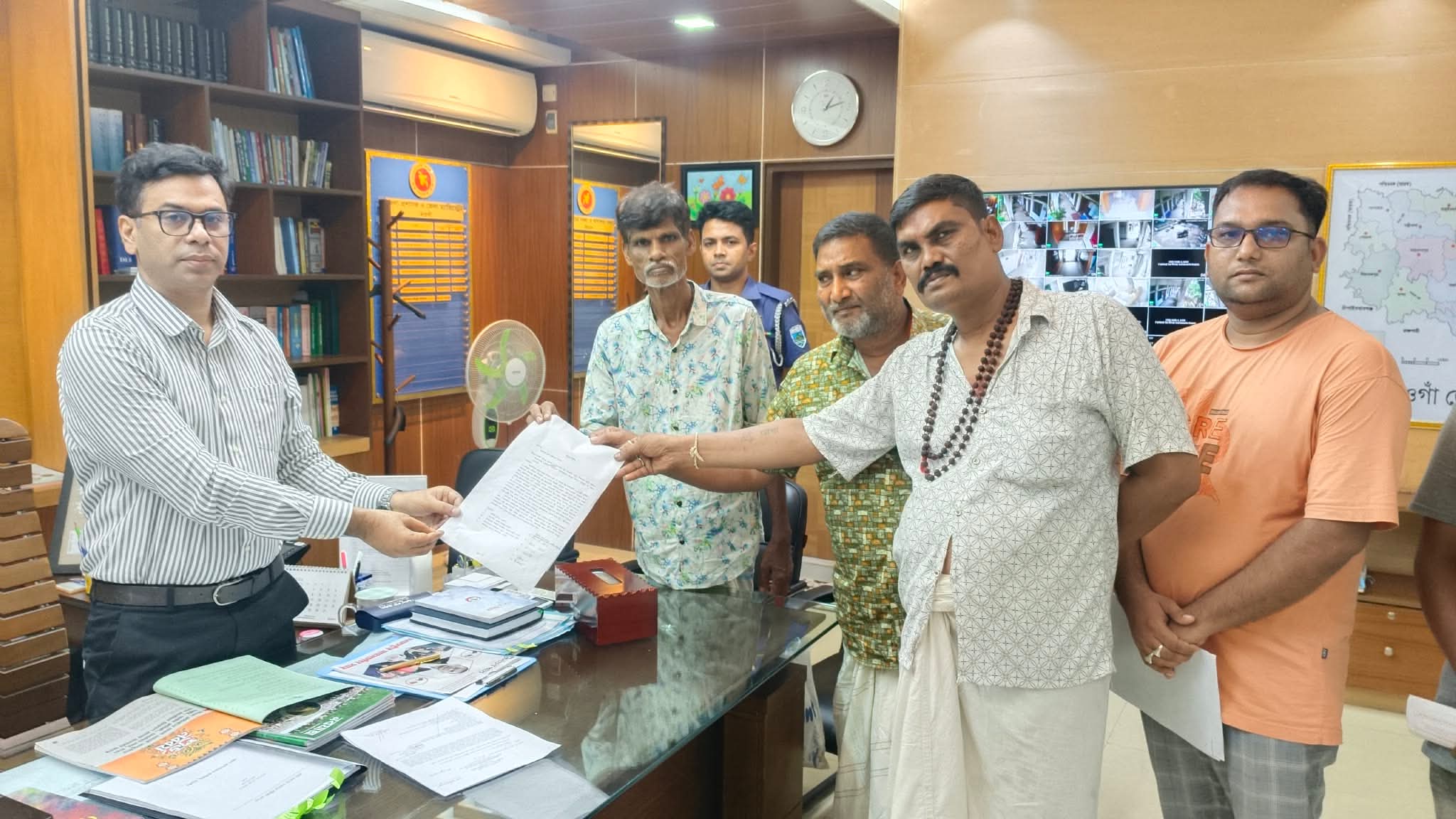 নওগাঁয় স্বাস্থ্য কমপ্লেক্সের আবাসিক ভবন ছাড়ার নোটিশ প্রত্যাহারের দাবিতে ডিসিকে স্মারকলিপি