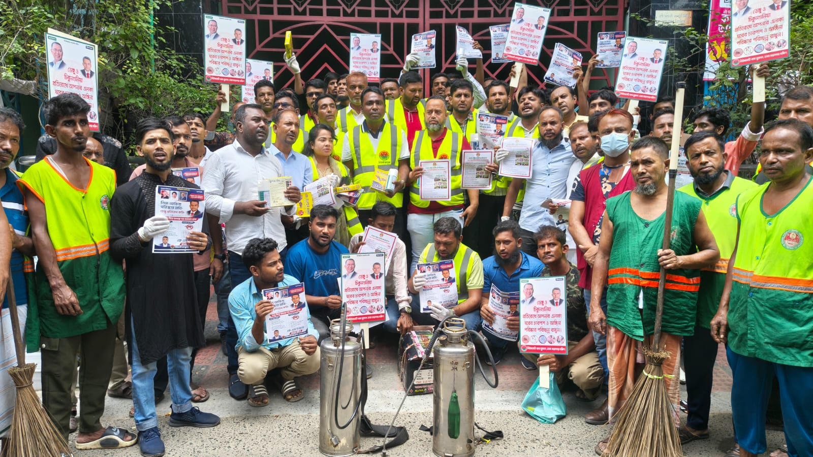 নিউমার্কেট থানা যুবদলের উদ্যোগে মশার স্প্রে, কয়েল ও লিফলেট বিতরণ