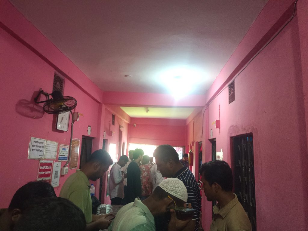 মিরসরাইয়ে হোটেল কক্ষে পুলিশ সদস্যের ঝুলন্ত লাশ, পাশে রক্তাক্ত স্ত্রী