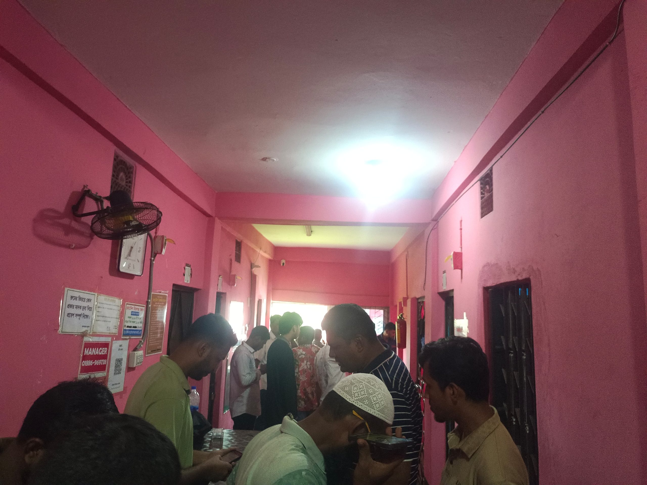 মিরসরাইয়ে হোটেল কক্ষে পুলিশ সদস্যের ঝুলন্ত লাশ, পাশে রক্তাক্ত স্ত্রী