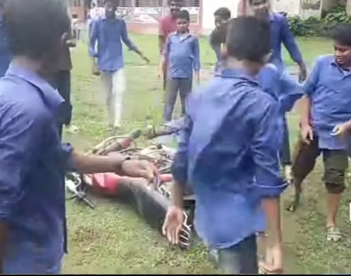 মান্দায় শিক্ষার্থীকে পিটানোর অভিযোগে প্রধান শিক্ষকের গাড়ি ভাঙচুর, বিদ্যালয়ে উত্তেজনা