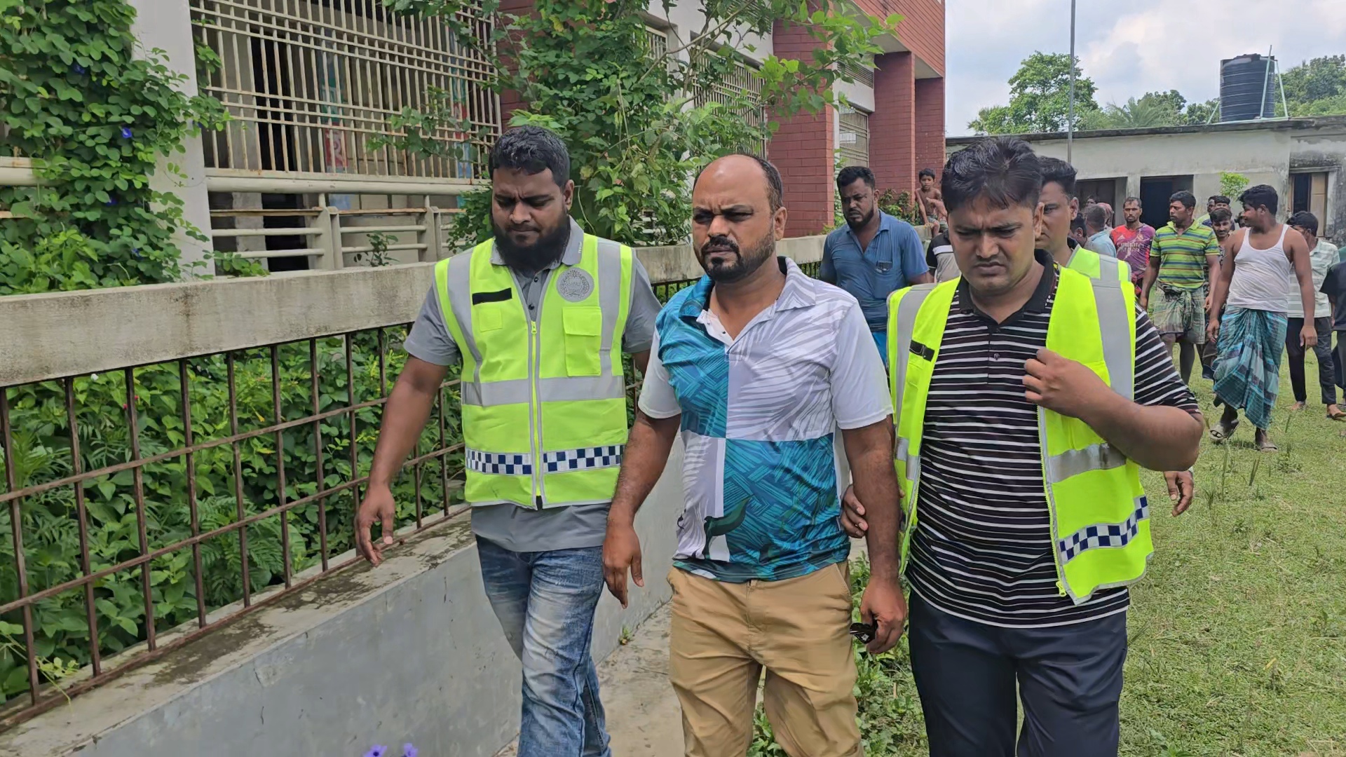 কালীগঞ্জে শিক্ষার্থীকে যৌন নিপীড়নের অভিযোগে শিক্ষক আটক