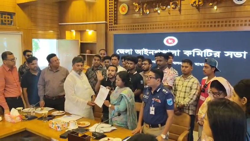 আড়িয়াল খাঁয় অবৈধ বালু উত্তোলন বন্ধে মাদারীপুর জেলা প্রশাসককে ছাত্রদলের স্মারকলিপি​