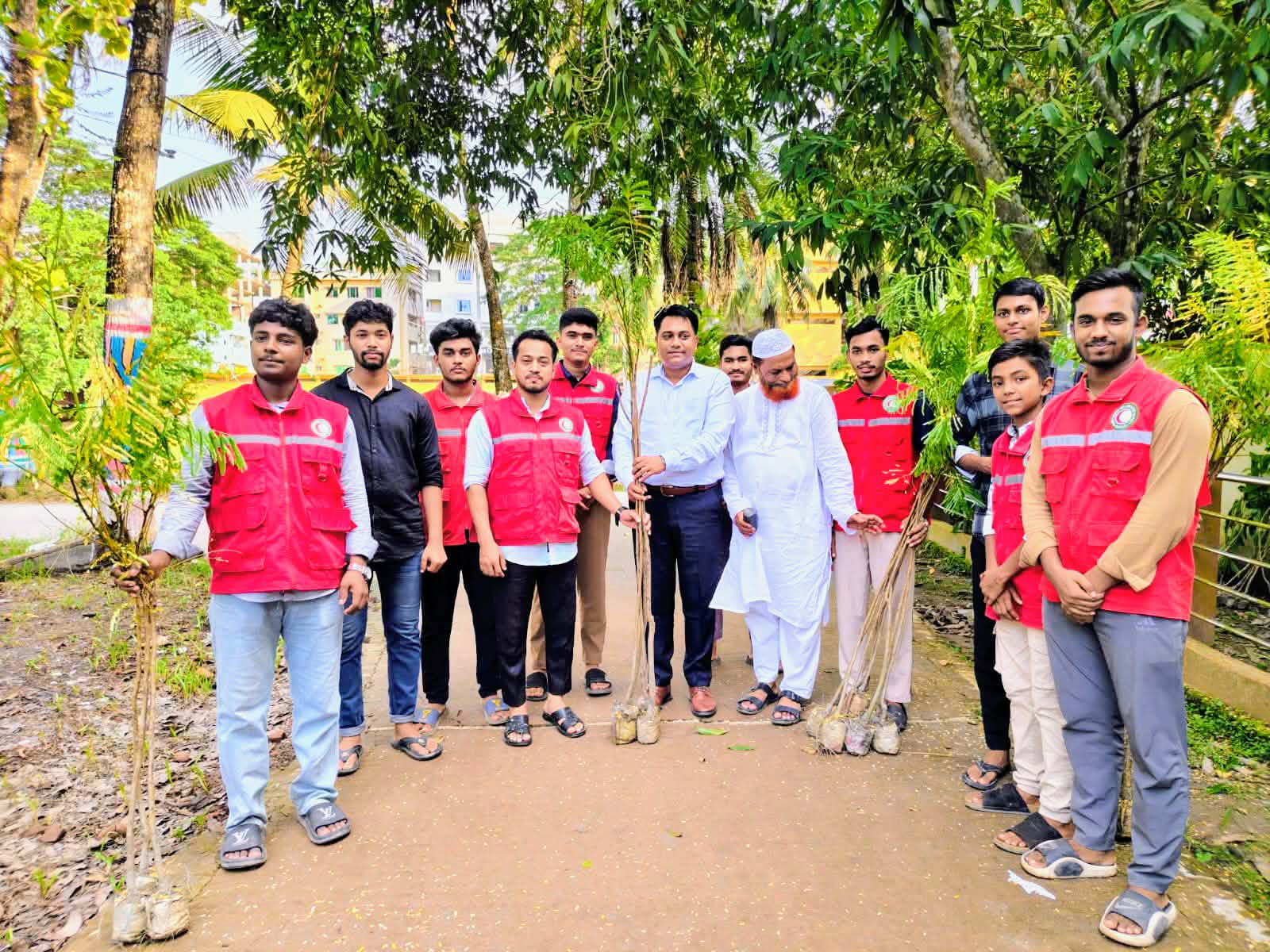 ২৫ কোটি বৃক্ষরোপণ কর্মসূচির অংশ হিসেবে রায়পুরে যুব রেড ক্রিসেন্টের বৃক্ষরোপণ