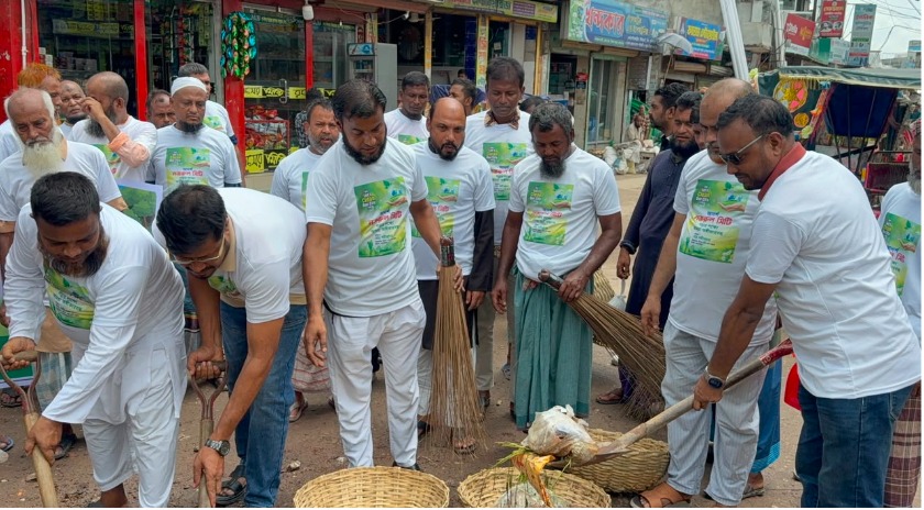 ত্রিশালকে আদর্শ নজরুল সিটি গড়ার লক্ষ্যে পৌর বাজারে পরিস্কার অভিযান