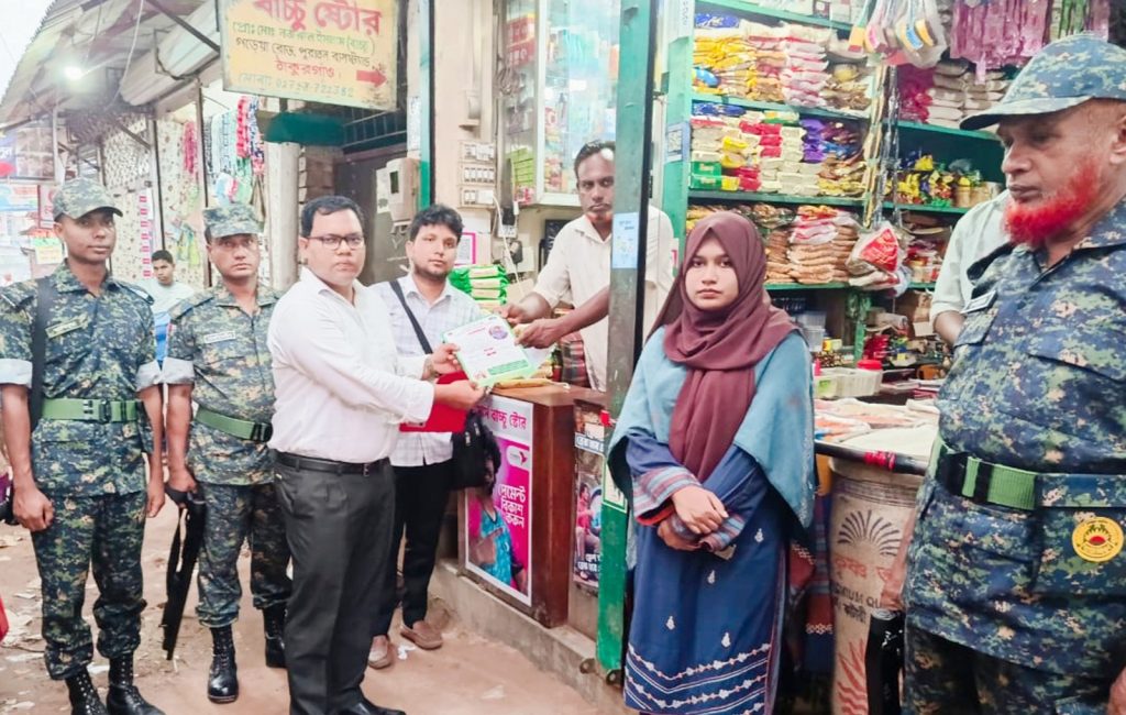 ঠাকুরগাঁওয়ে পলিথিনবিরোধী অভিযান, তিন দোকানিকে ৮ হাজার টাকা জরিমানা