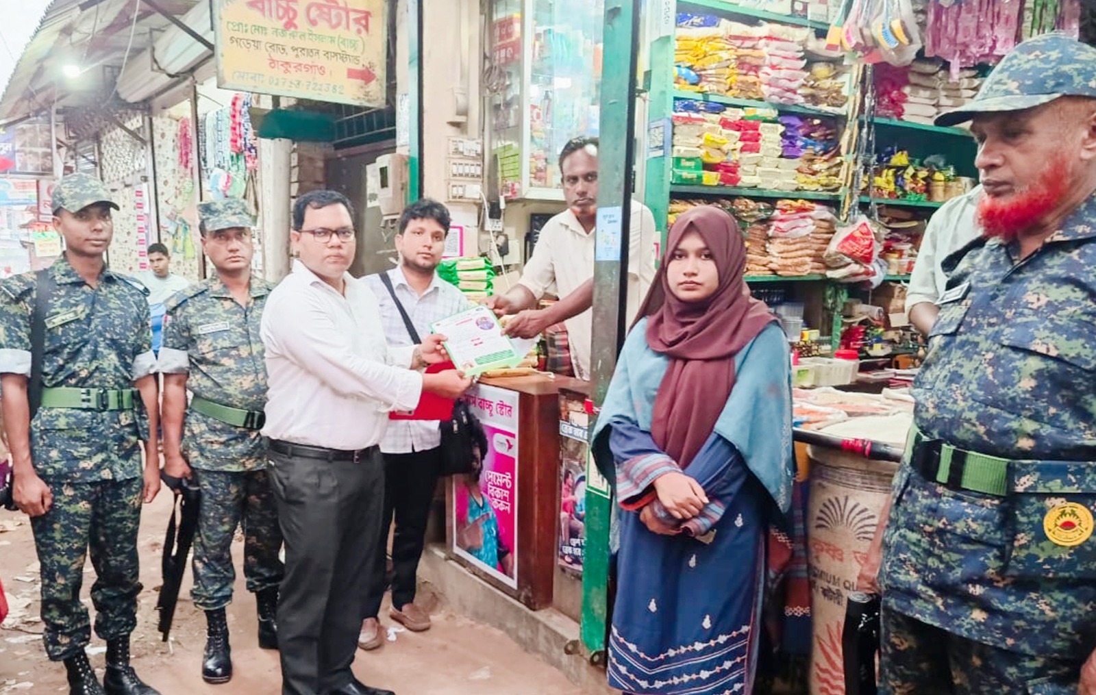 ঠাকুরগাঁওয়ে পলিথিনবিরোধী অভিযান, তিন দোকানিকে ৮ হাজার টাকা জরিমানা