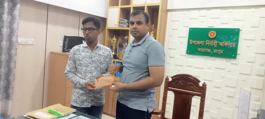 তারাগঞ্জে ডুয়েটে ভর্তির সুযোগ পাওয়া মেধাবী আরাফাতকে ইউএনওর আর্থিক সহায়তা