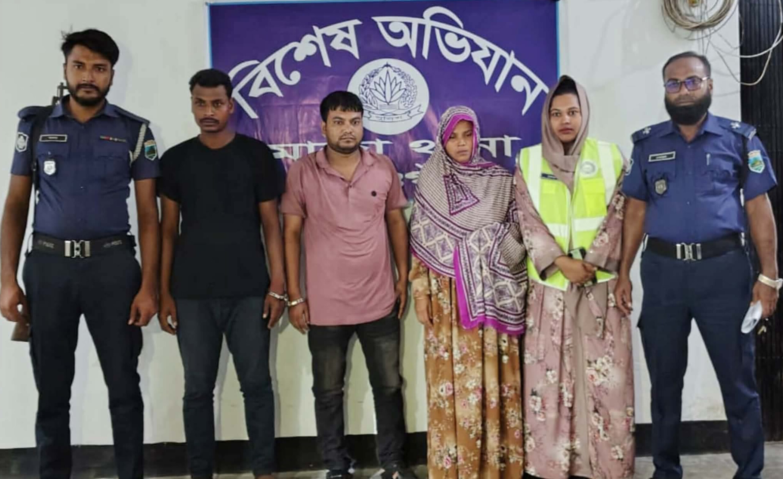 মান্দায় হানিট্র্যাপে ফেলে ‘নগ্ন ভিডিও’ ধারণ, নারীসহ গ্রেপ্তার ৩