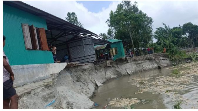 তিস্তাপাড়ে নদীগর্ভে বিলীন হচ্ছে প্রাথমিক বিদ্যালয়, সরিয়ে নেওয়া হচ্ছে আসবাবপত্র