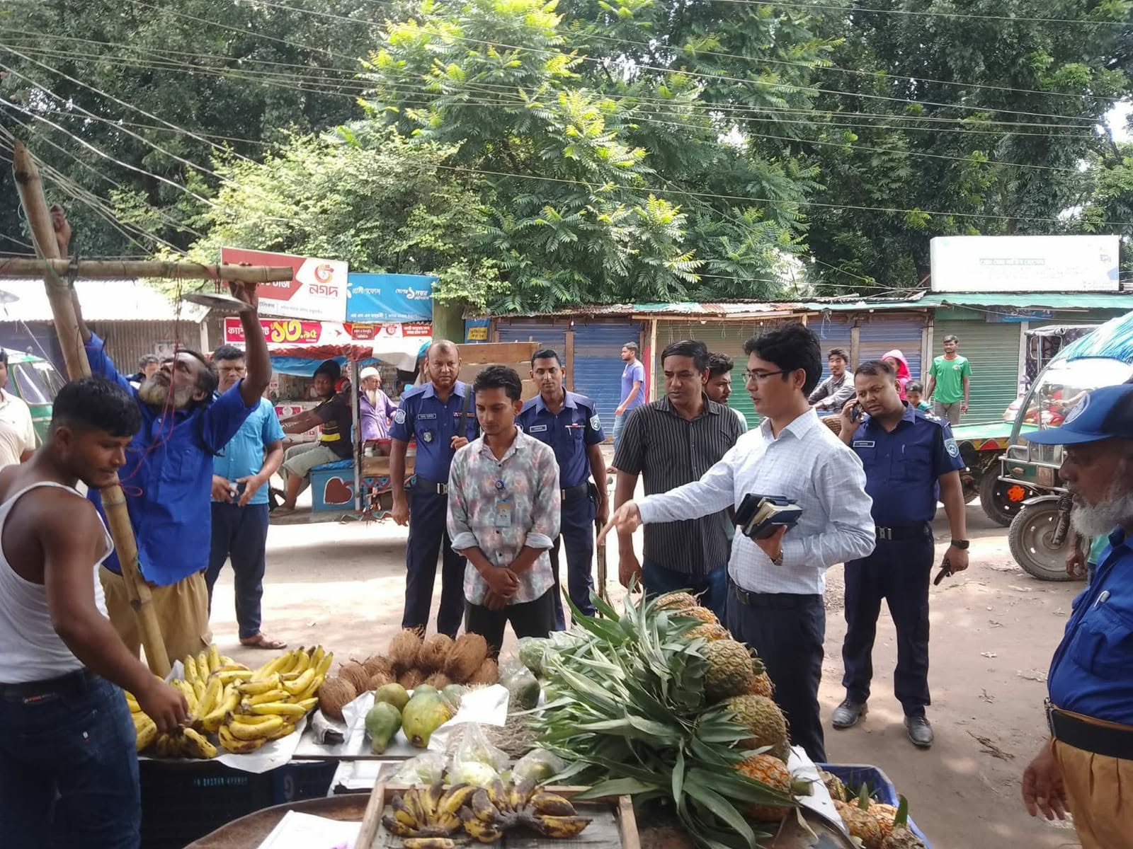 রুহিয়া চৌরাস্তা দখলমুক্তে প্রশাসনের অভিযান, উচ্ছেদ ৩০ অবৈধ দোকান