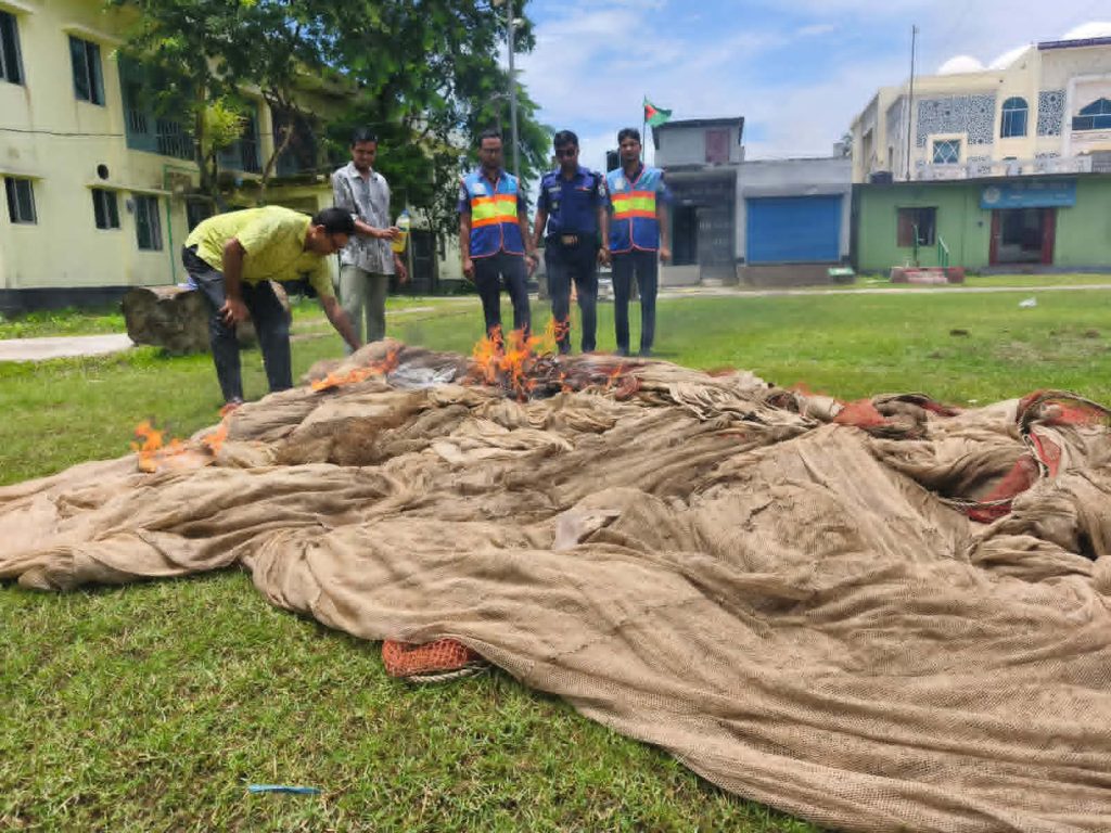 পিরোজপুরের বলেশ্বর নদীতে যৌথ অভিযানে ৩টি অবৈধ বাঁধা জাল জব্দ