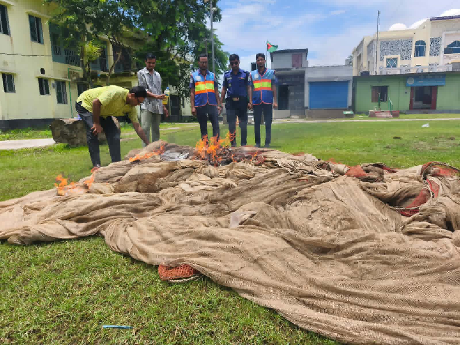 পিরোজপুরের বলেশ্বর নদীতে যৌথ অভিযানে ৩টি অবৈধ বাঁধা জাল জব্দ
