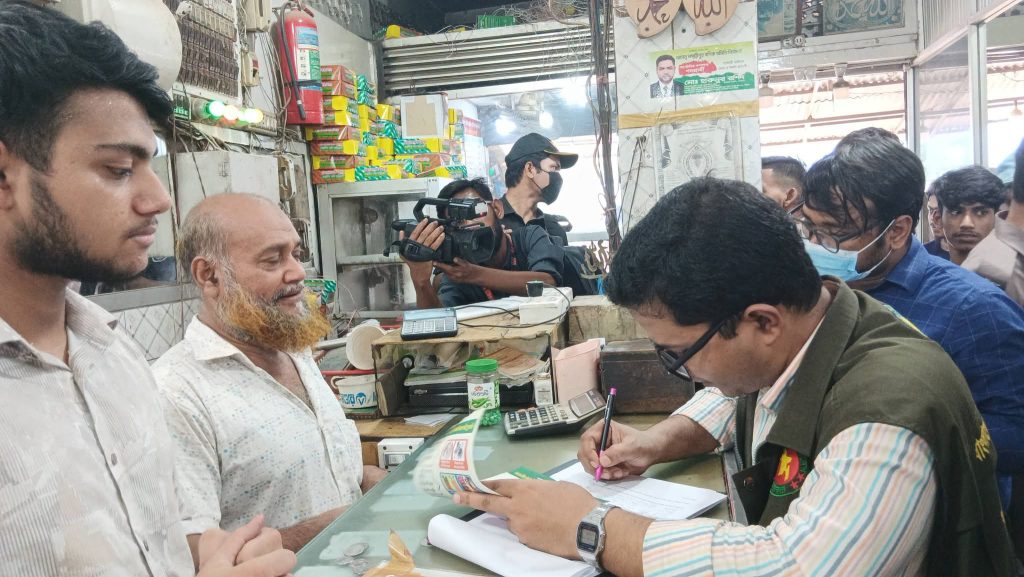 লক্ষ্মীপুরে খাবার হোটেলে অভিযান, ৩ প্রতিষ্ঠানে ১০ লাখ ২০ হাজার টাকা জরিমানা