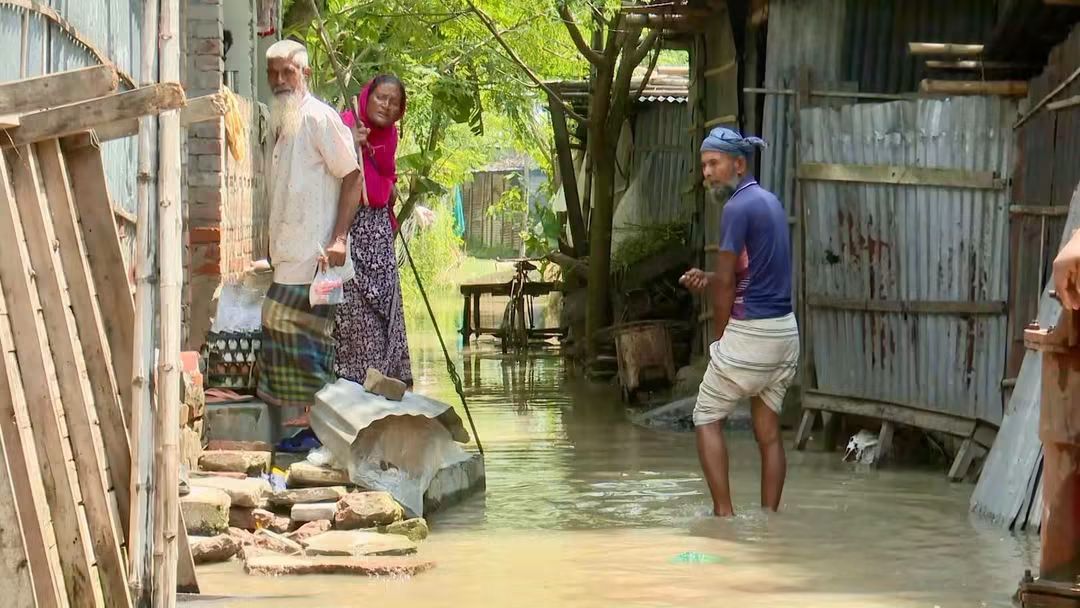 রাজশাহীতে বিপৎসীমার ছুঁইছুঁই পদ্মার পানি: তলিয়ে যাচ্ছে চরাঞ্চল, পানিবন্দি বহু পরিবার