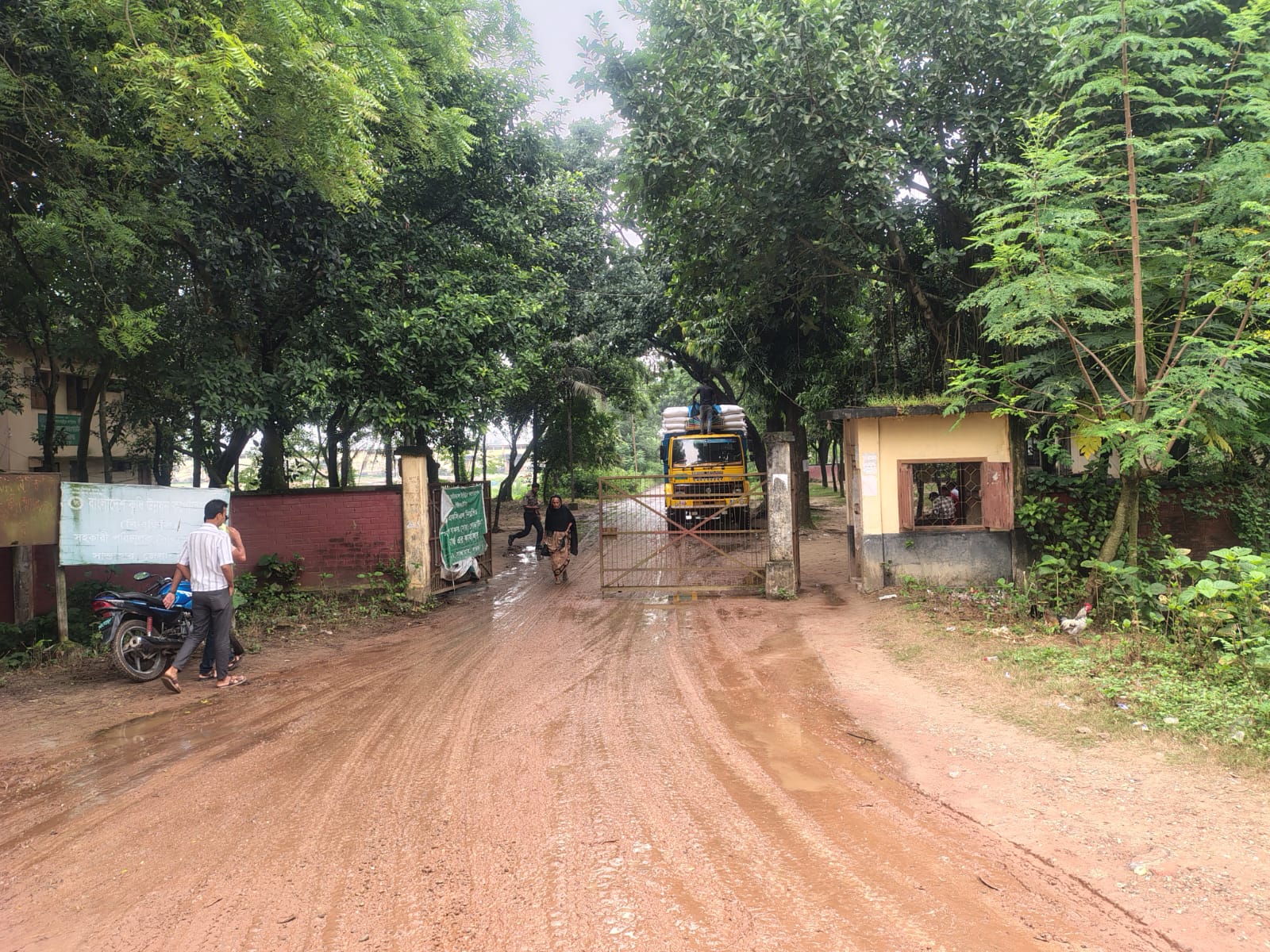 সান্তাহার বাফার গুদামে ময়লা-আবর্জনাসহ সার রিব্যাগিং, সরবরাহে ওজনেও কম