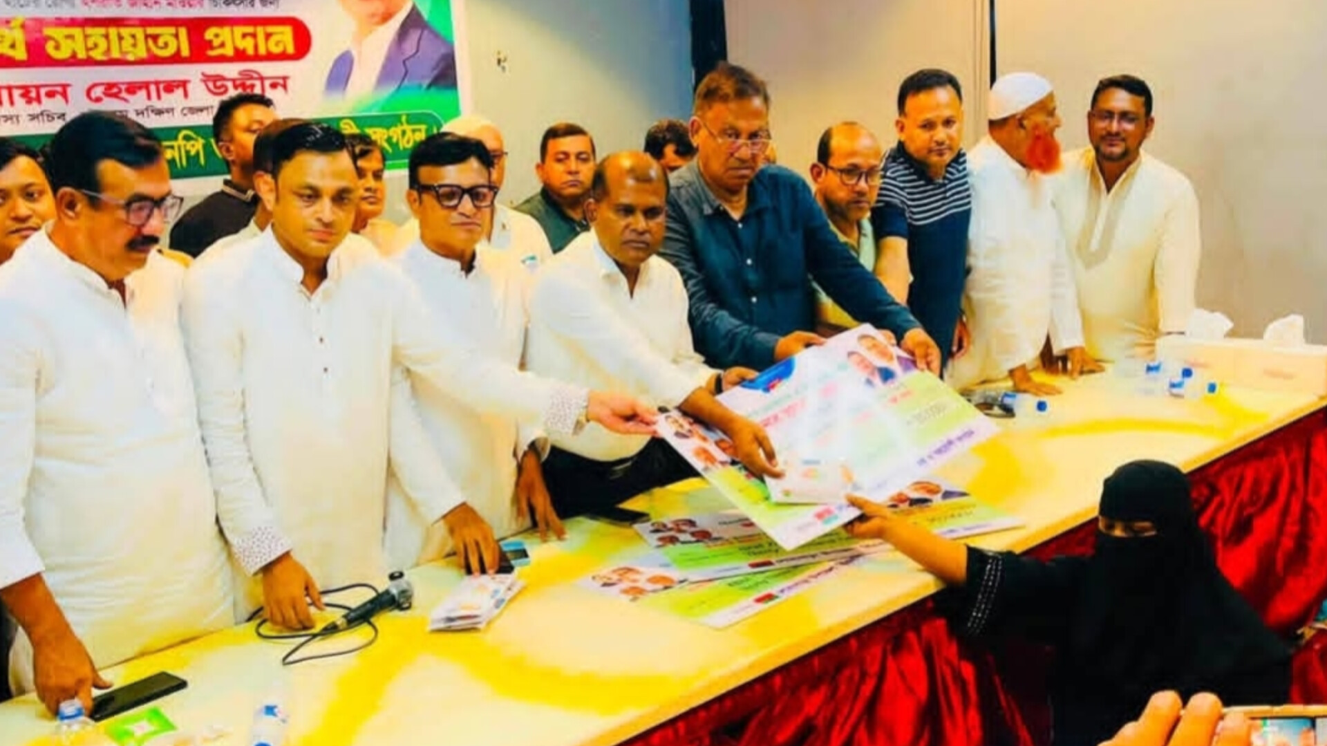 লোহাগাড়ায় বিএনপির প্রতিষ্ঠাবার্ষিকী উপলক্ষে  ক্যান্সার রোগীদের চিকিৎসা সহায়তা প্রদান