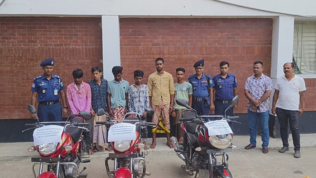 চাঁপাইনবাবগঞ্জে আন্তঃজেলা চোর চক্রের ৬ সদস্য গ্রেফতার: ৩টি মোটরসাইকেল উদ্ধার