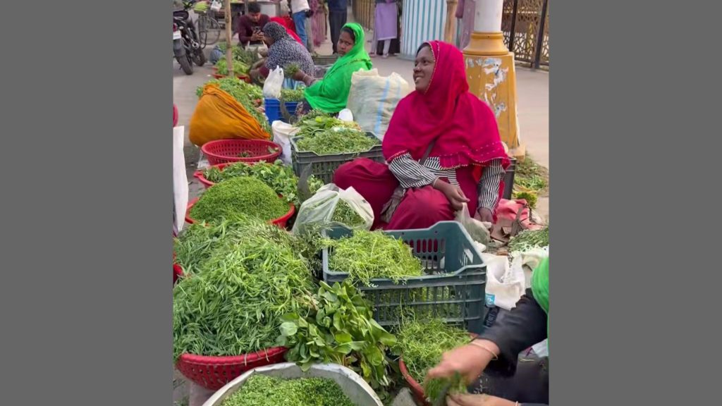 সিএন্ডবি মোড়ে শাক কেটে বিক্রি, স্বাবলম্বী হচ্ছেন নারীরা