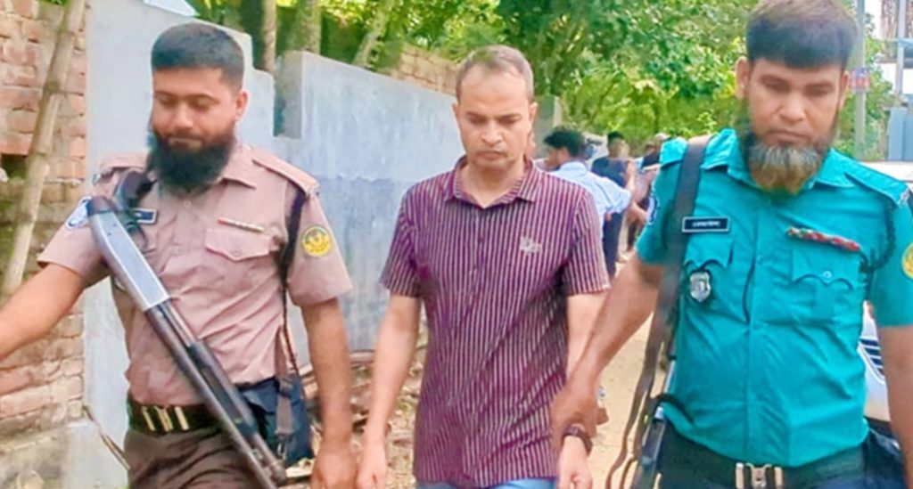 নারীসহ ফ্ল্যাটে আটক সাবেক ওসিকে জিজ্ঞাসাবাদ শেষে ছেড়ে দিল পুলিশ